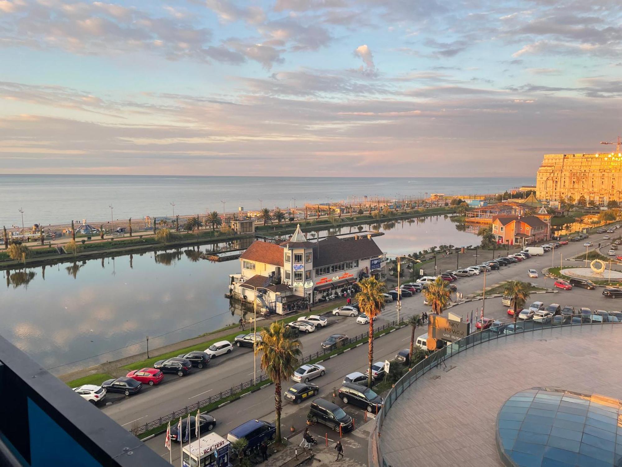 Suites Orbi City Aparthotel Batumi Esterno foto